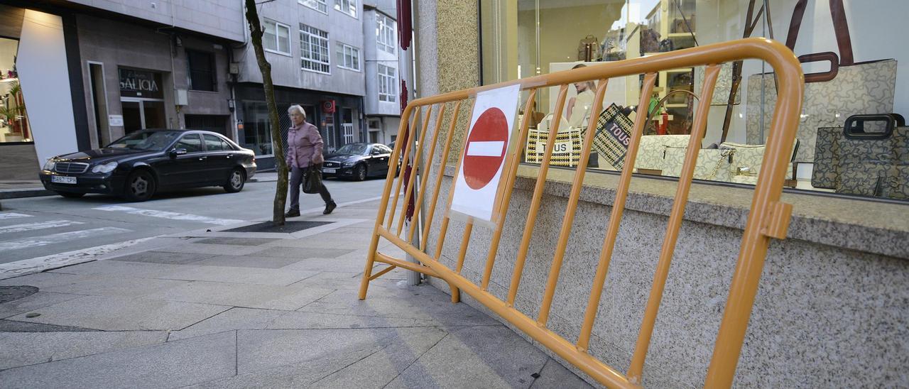 Las vallas ya son visibles en el casco urbano de Lalín con motivo de las fiestas.