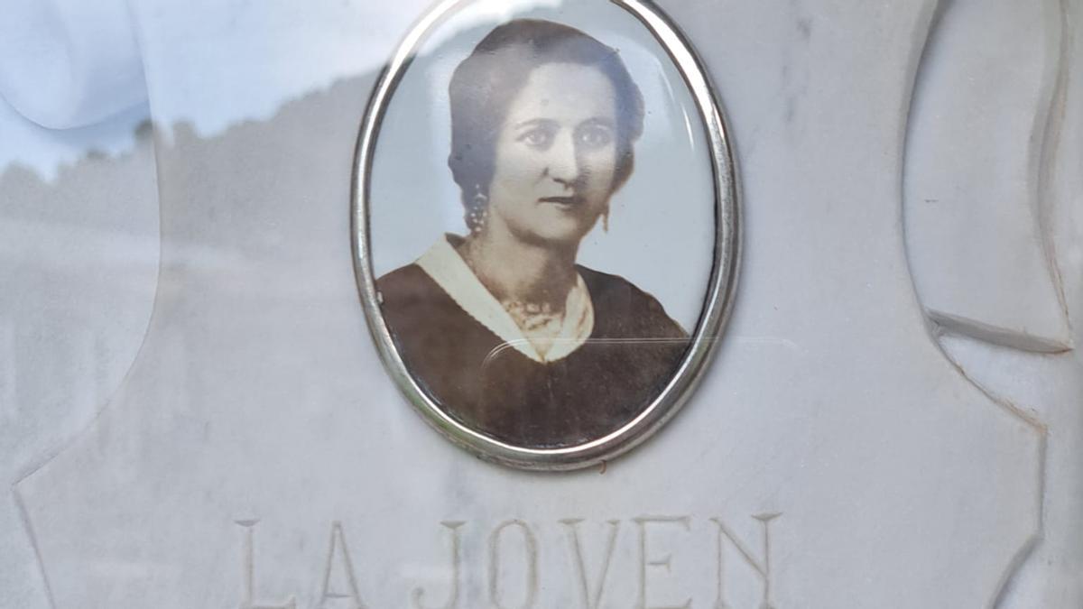 Fotografía de la lápida en la que se pueden ver los pendientes que fueron donados por la familia de Rosita Huesa (1908-1932) a la Inmaculada.