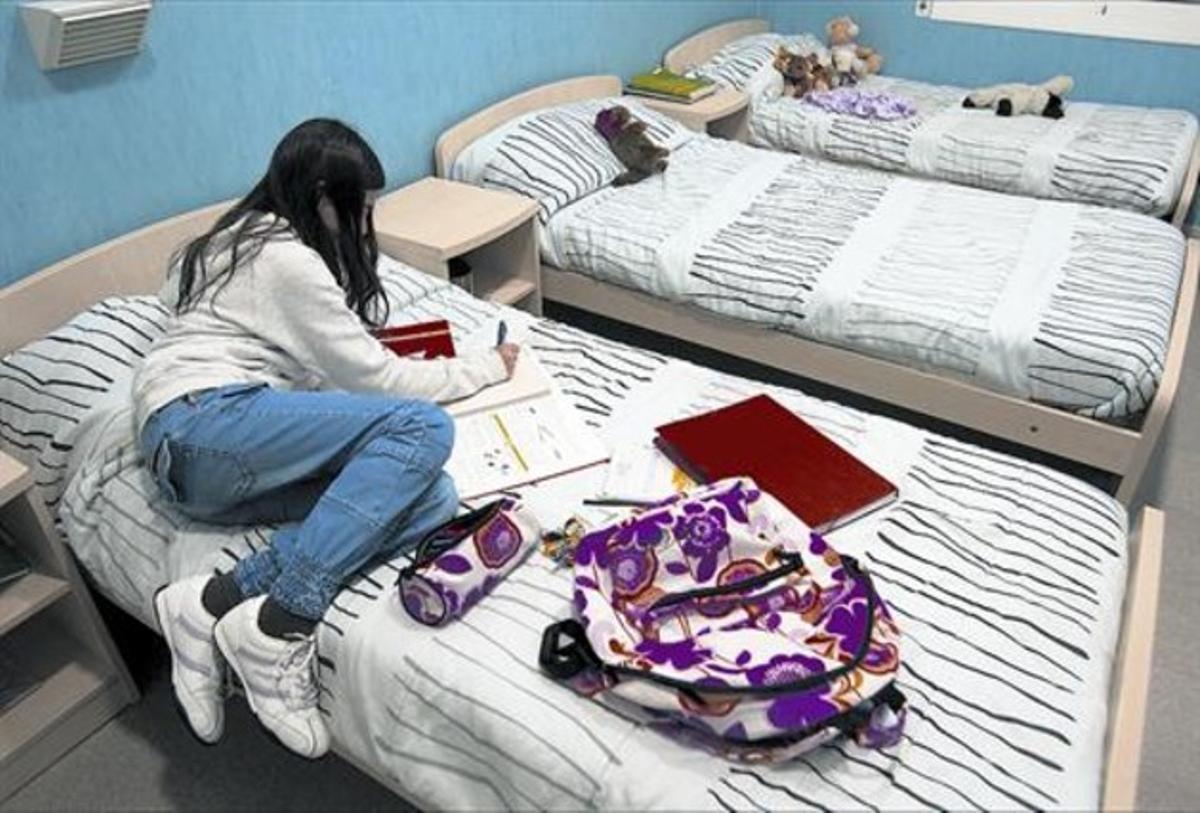 Una adolescent en un centre d’acollida de menors tutelats, a Badalona.