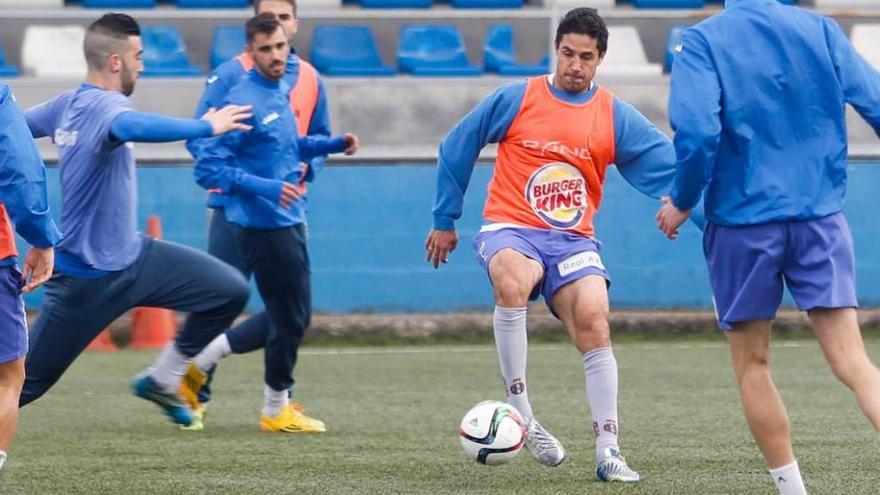 Los jugadores avilesinos, ejercitándose en Miranda.