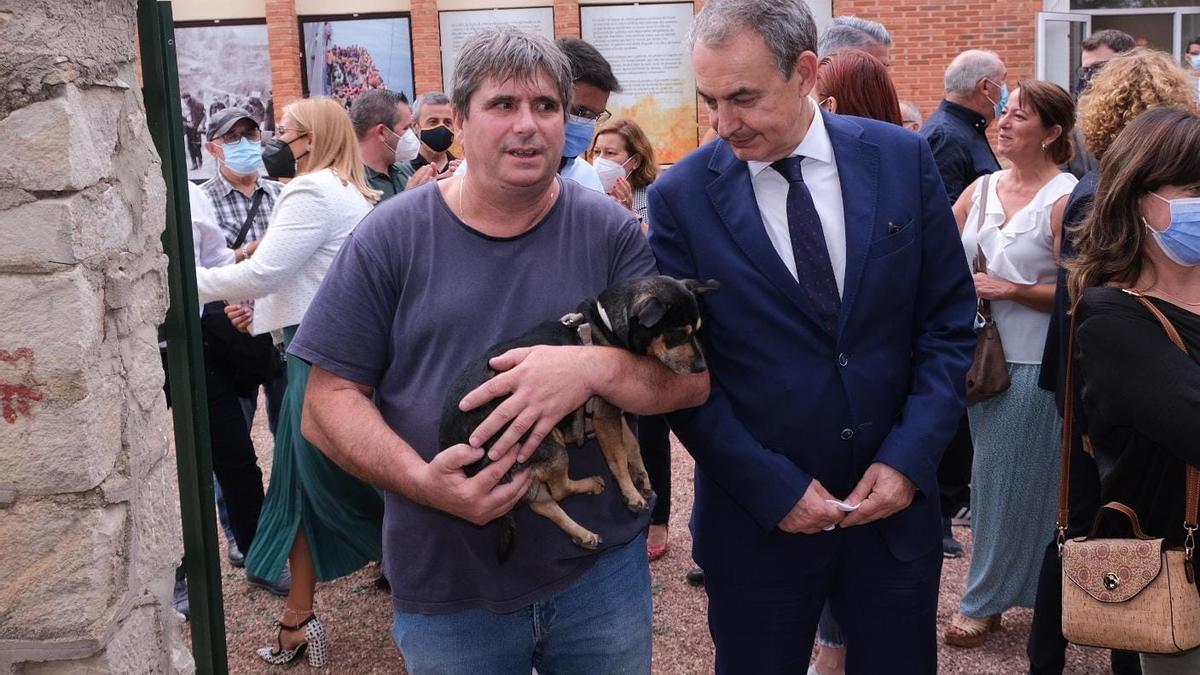 Una de las numerosas fotografías que Zapatero se hizo con los vecinos en El Fondó.