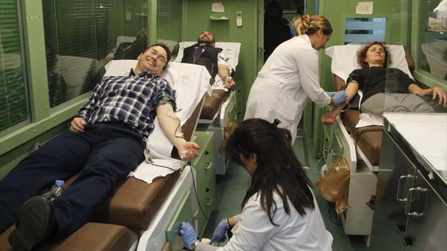 Salud urge a donar sangre por el gran déficit en Andalucía