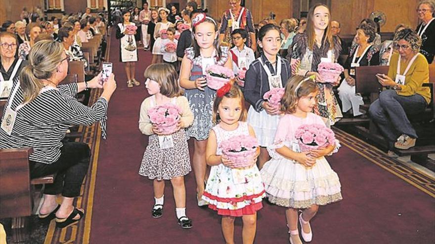 Flores rosas y blancas repletas de solidaridad para el Rosari