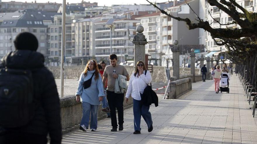 Ambiente de ayer en el paseo de Silgar, en Sanxenxo.   | // G. SANTOS