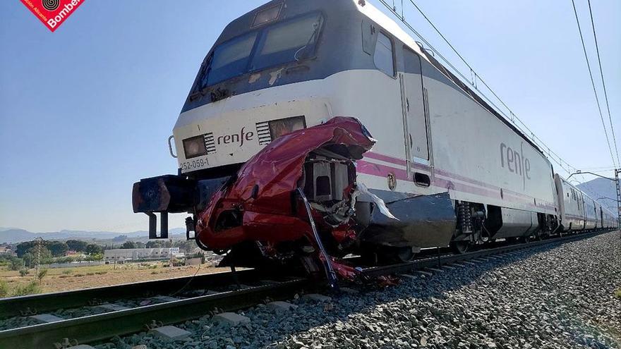 Cuatro fallecidos en el arrollamiento de un coche por un tren en Novelda