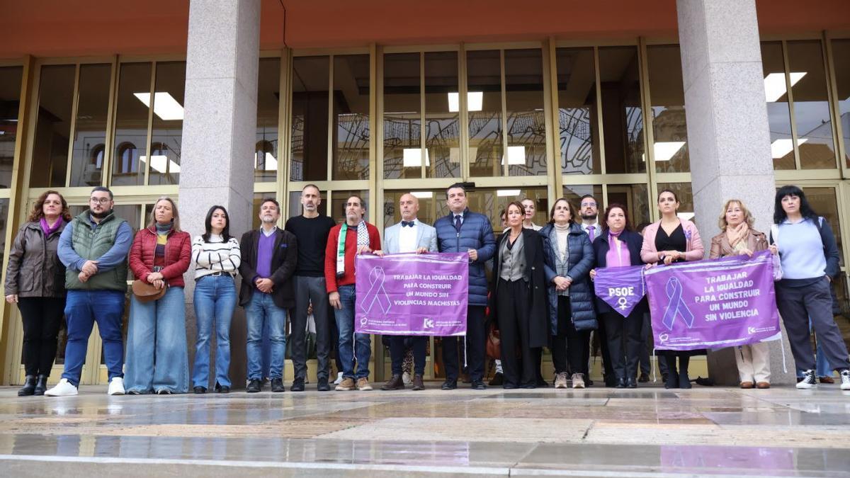 Concentración en defensa de la igualdad y contra las violencias machistas de los respresentantes en el Ayuntamiento de Córdoba.