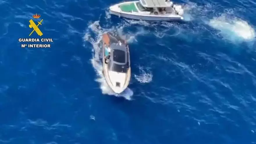 Un hombre roba un barco en el puerto de Sóller y en su huida embiste a la lancha de la Guardia Civil