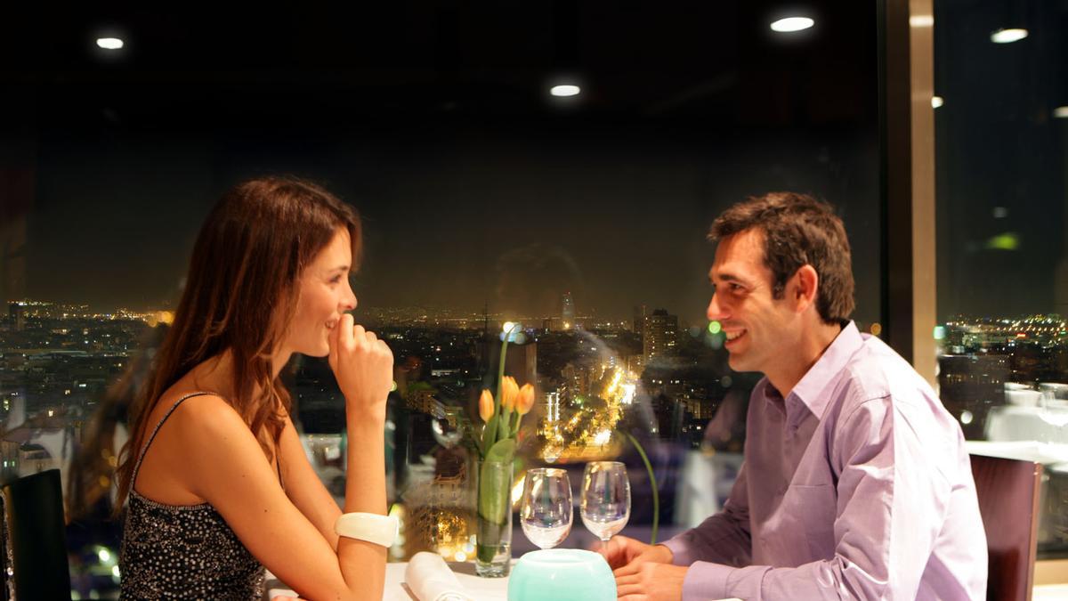 Una pareja cena por San Valentín.