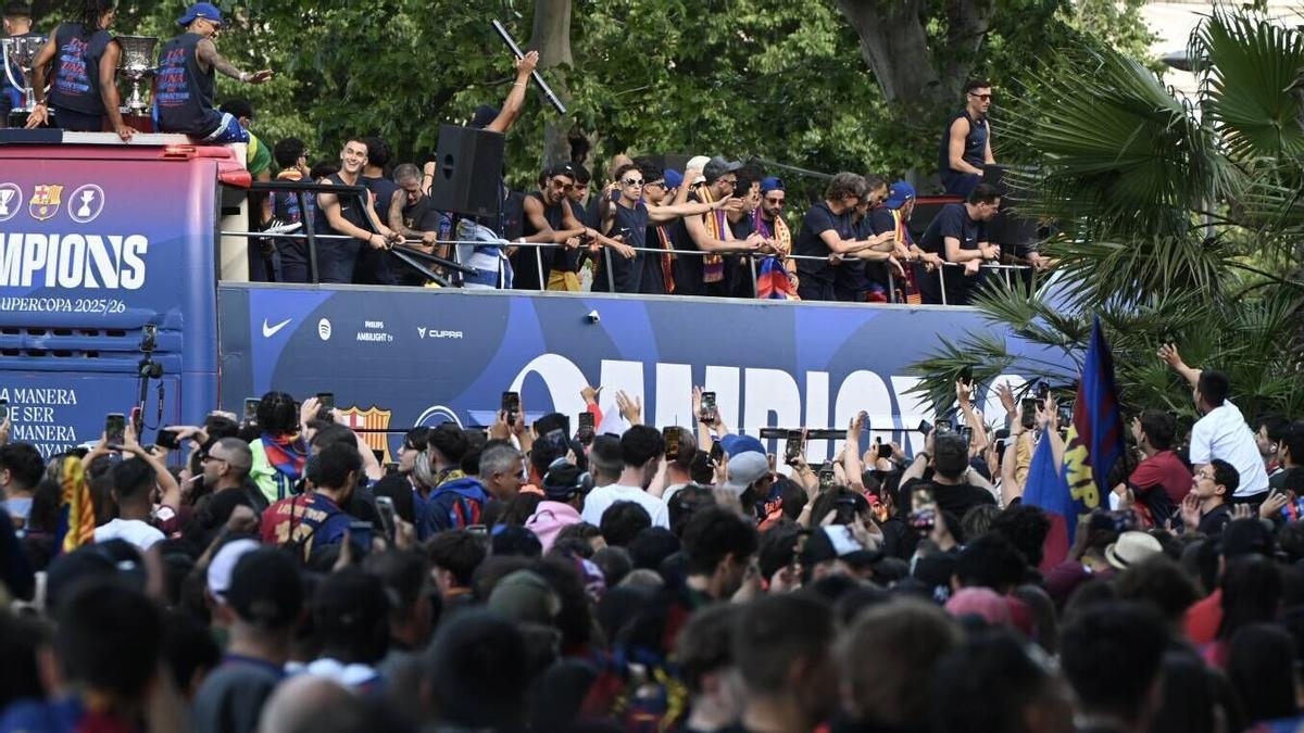 Los jugadores del FC Barcelona celebran ganar el título de LaLiga EA Sports durante un desfile en las calles de Barcelona.