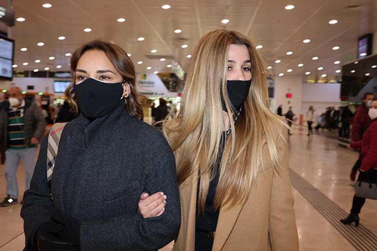 Chenoa y Natalia llegan a la estación de tren de Barcelona