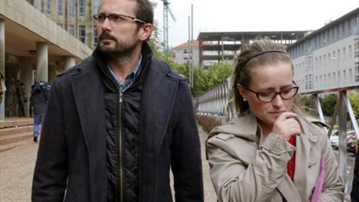 Los padres de Andrea, Antonio Lago y Estela Ordóñez, el pasado lunes a las puertas del Hospital Universitario de Santiago.