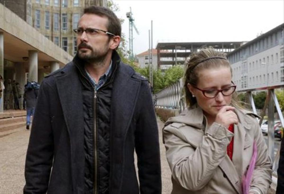 Els pares d’Andrea, Antonio Lago i Estela Ordóñez, dilluns passat a les portes de l’Hospital Universitari de Santiago.