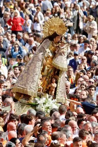 La Virgen sale al Traslado con un manto "Terreta" donado por la fallera mayor de València: todas las imágenes