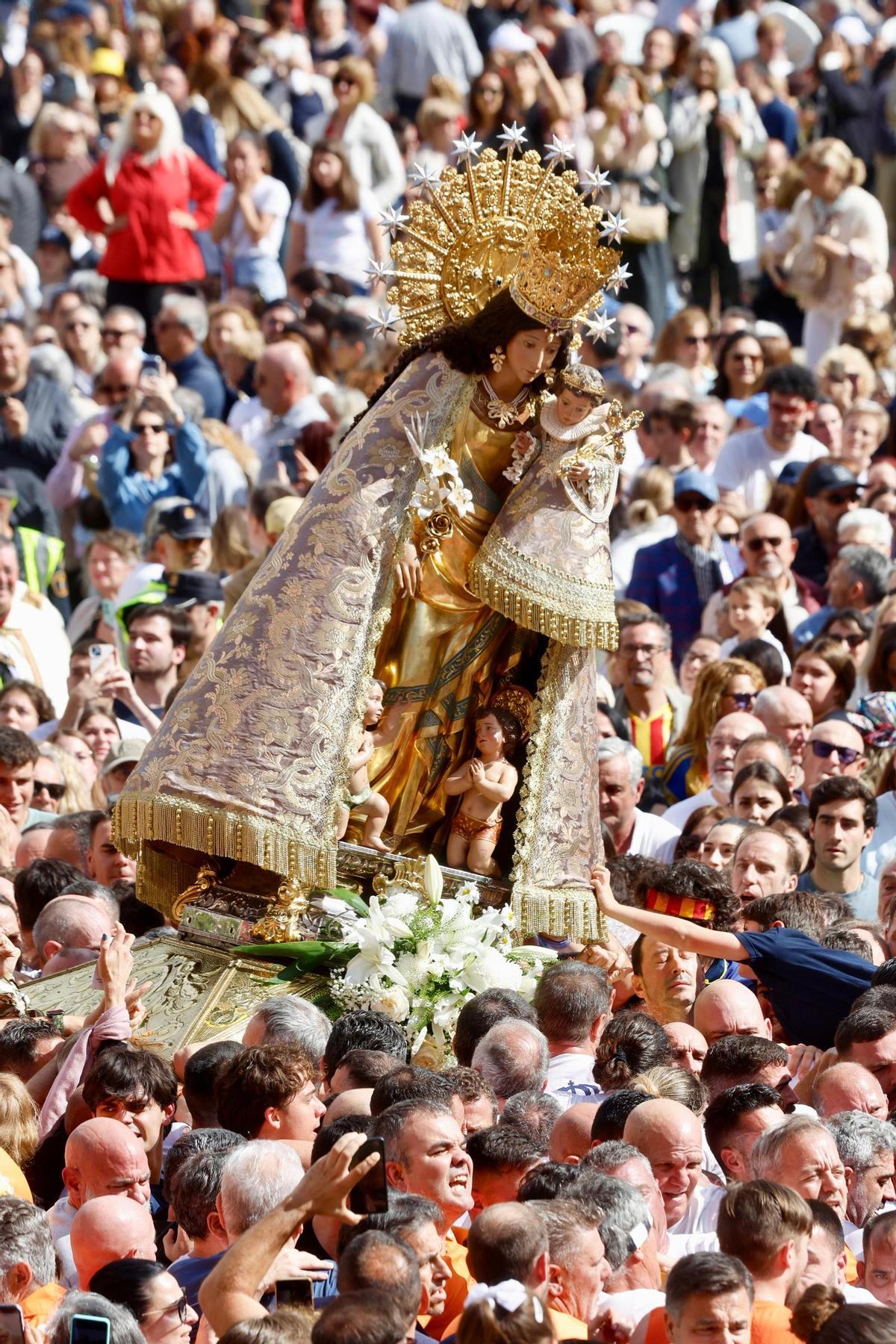La Virgen sale al Traslado con un manto "Terreta" donado por la fallera mayor de València: todas las imágenes