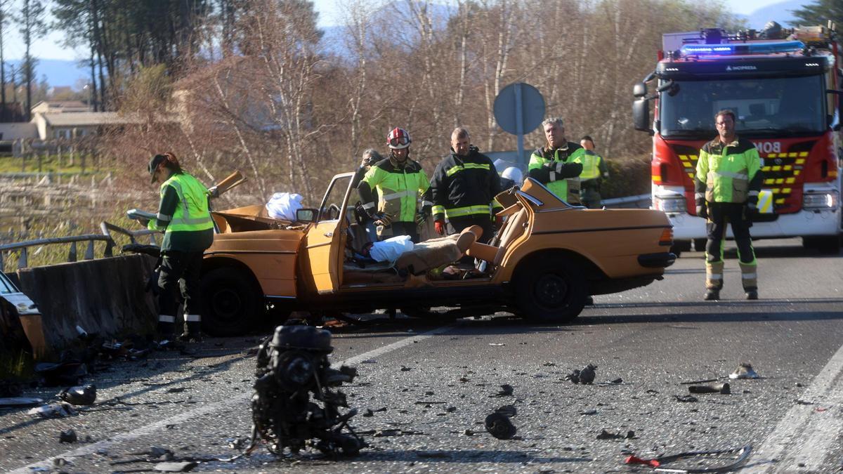 El vehículo en el que viajaban las víctimas quedó destrozado y el motor salió despedido.