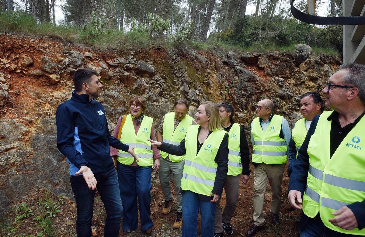 La vicepresidenta de la diputación, junto al presidente de la mancomunidad, alcaldes y representantes de Egevasa, en la visita al depósito.