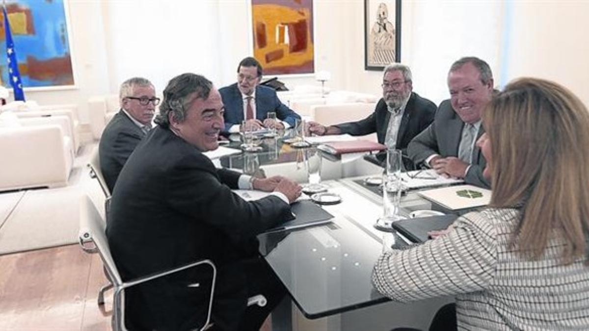 Mariano Rajoy (al fondo) junto a los dirigentes de CCOO, UGT, CEOE y Cepyme y la ministra Fátima Báñez, ayer en la Moncloa.