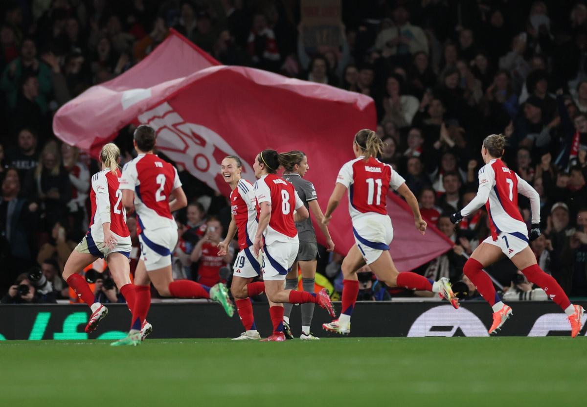 Las jugadoras del Arsenal celebran uno de los goles de Alessia Russo frente al Madrid