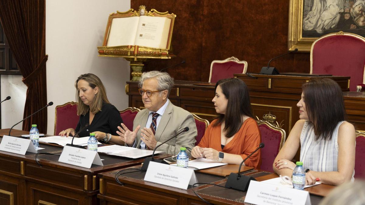 Salvador Fuentes, presidente de la Diputación, en la sesión para la aprobación de las ayudas.