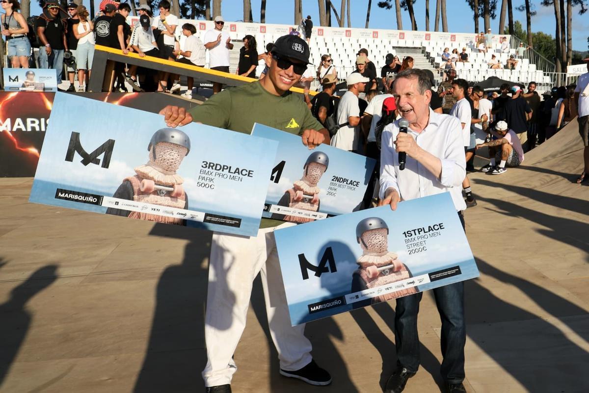 El vigués Saúl Vilar posa con sus tres premios junto a Abel Caballero