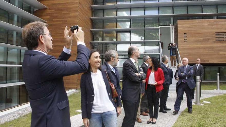 El presidente de la Xunta fotografía el nuevo centro de salud de Marín acompañado por la alcaldesa. //S.A.