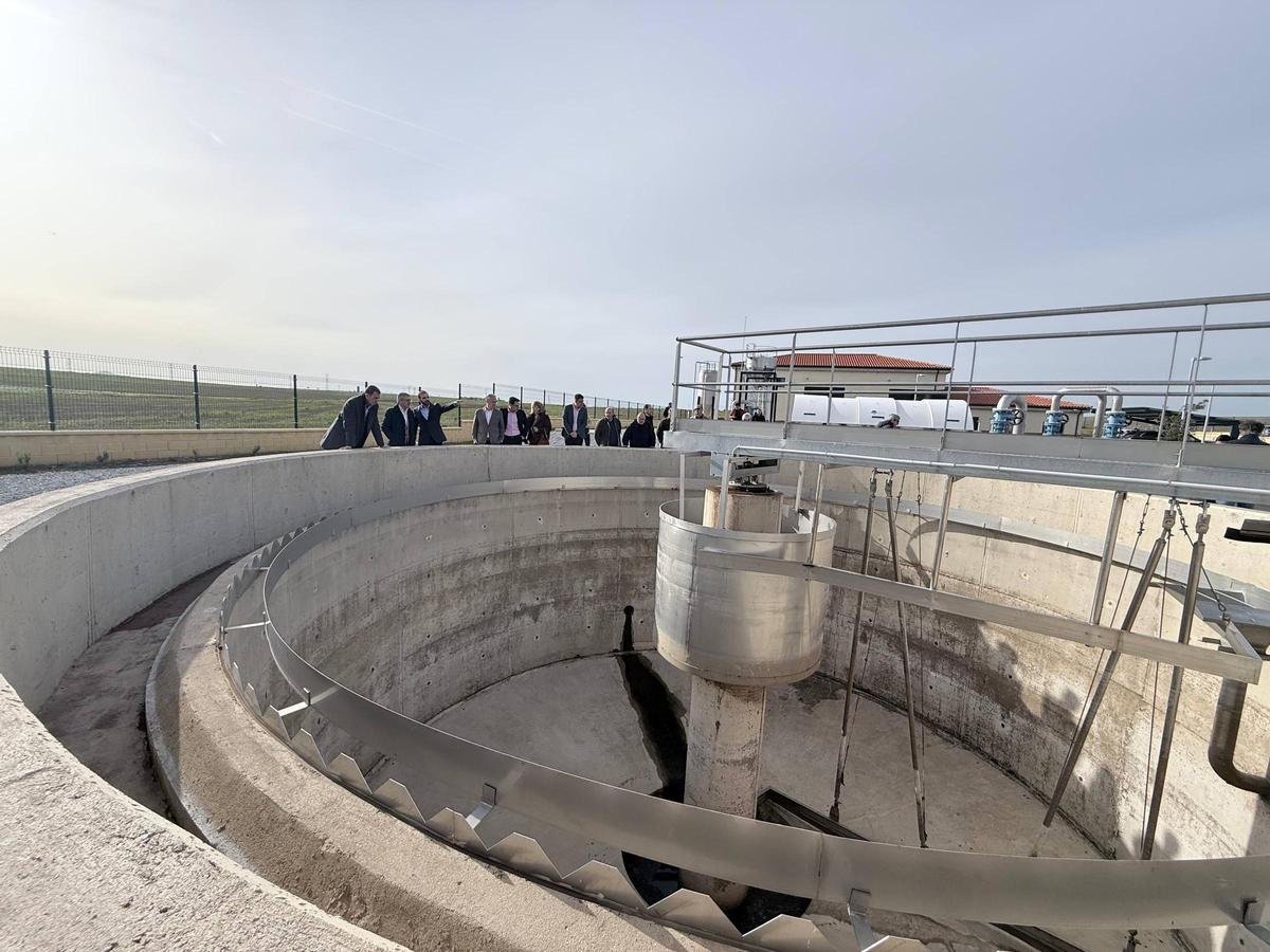 Visita de Morán y el resto de autoridades a la EDAR de La Cumbre (Cáceres), este miércoles.¡