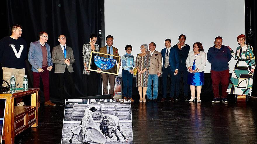 VI Jornadas Taurinas del Club Taurino Torrejoncillano: homenaje a Juan Mora, al Senado y al toreo de Emilio de Justo