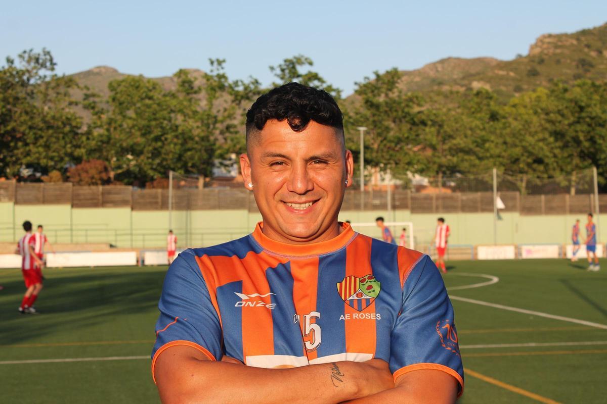 Lucho Araya davant la gespa del Mas Oliva de Roses.