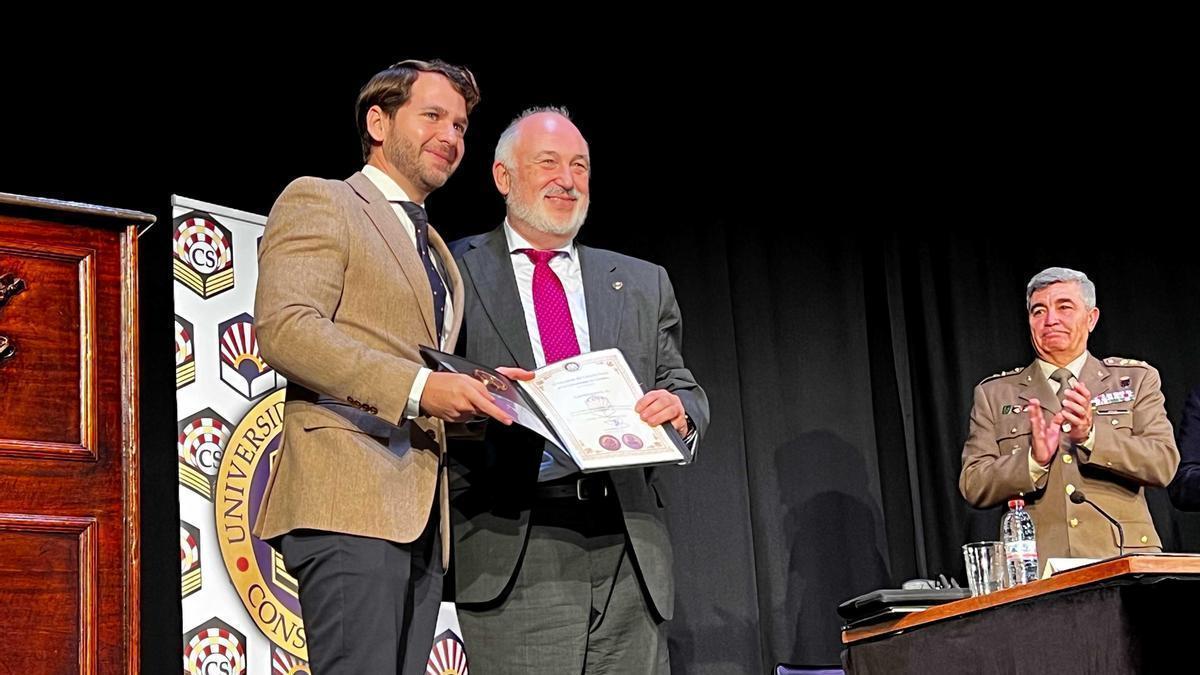 Francisco Muñoz Usano entrega la medalla de la UCO a Fernando Priego.