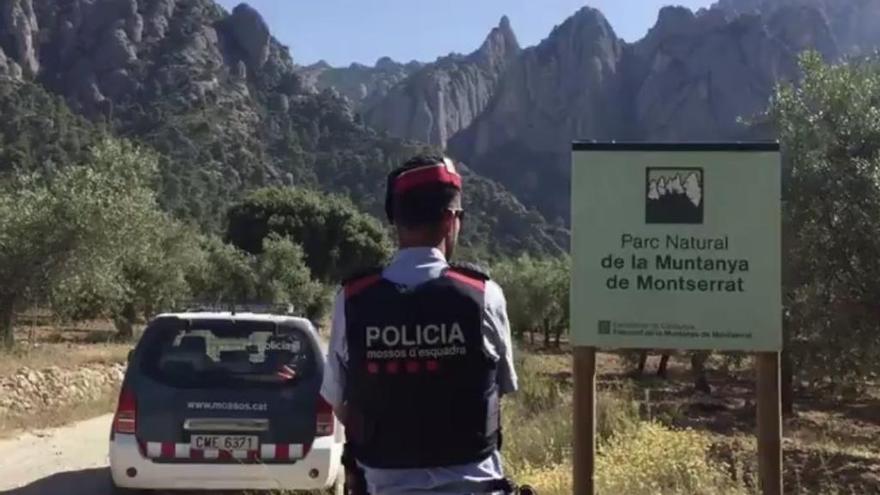 Agents controlant els accessos per camins a Montserrat, el 28 de juny