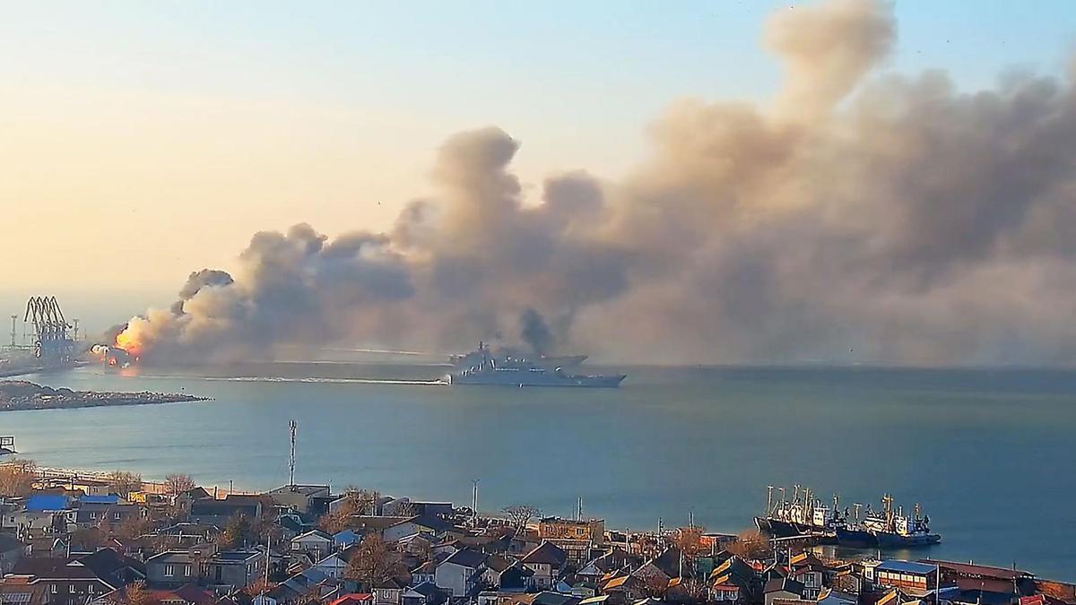 Ucrania, Berdyansk: una imagen tomada de un video muestra humo saliendo del barco de desembarco Orsk de la armada rusa en el puerto ocupado por Rusia de Berdyansk en el sur de Ucrania. La Armada de Ucrania informó que había hundido el barco ruso &quot;Orsk&quot; en el Mar de Azov, cerca de la ciudad portuaria de Berdyansk.