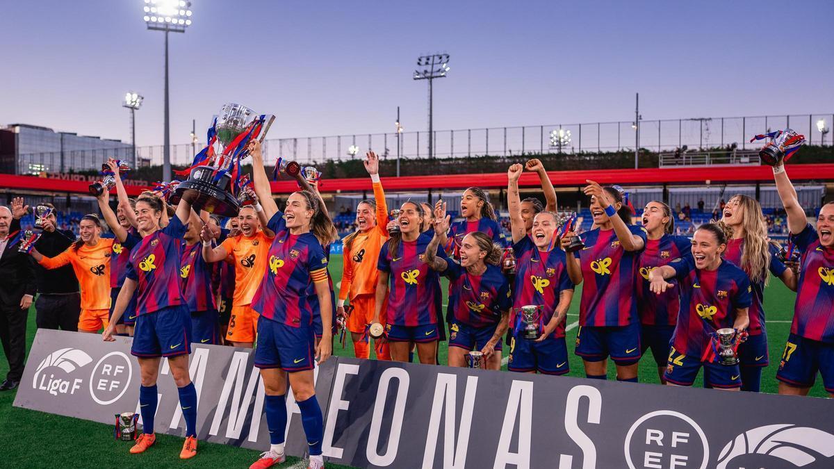 Marta Torrejón y Alexia Putellas levantan el título de campeonas de Liga 2025/26.