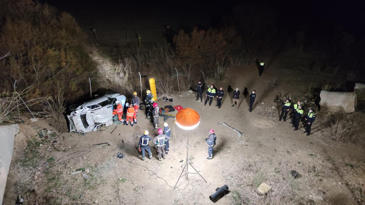 Bomberos con el coche accidentado en la A-357.