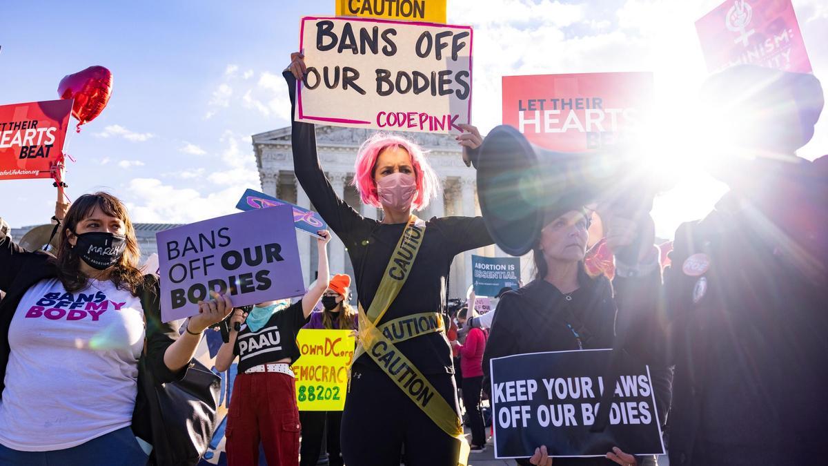 Manifestantes a favor del aborto se reúnen frente a la Corte Suprema de Estados Unidos.