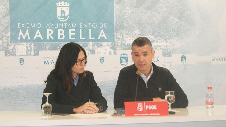 La concejala socialista Isabel Pérez y el portavoz del grupo municipal del PSOE, José Bernal.