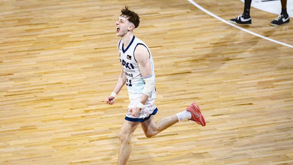 Ubal celebra una acción del encuentro donde el BAXI machacó al Hiopos Lleida a base de triples