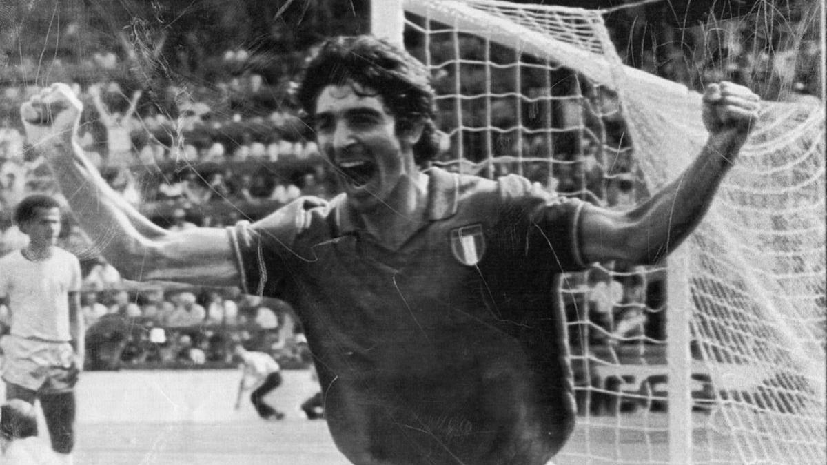 Paolo Rossi celebra su gol para Italia en el partido entre Italia y Brasil del Mundial España 82. 5 de julio de 1982