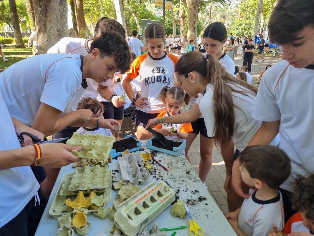 Entre los talleres hubo uno de un pequeño huerto para el que se empleó material reciclado.