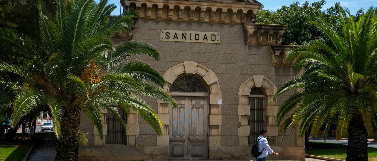 Edificio de Sanidad en el puerto de Alicante que será destinado a la sede del Instituto de Memoria Democrática.