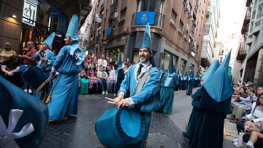 La procesión del Amparo ya ilumina de azul el Viernes de Dolores de Murcia