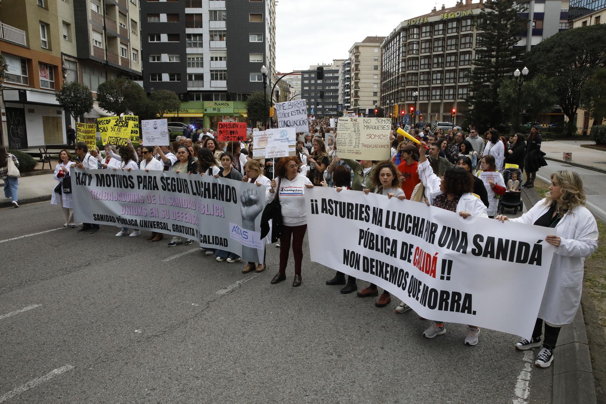 En imágenes: Los sanitarios se manifiestan en Gijón al grito de "no queremos más dinero, queremos mejores condiciones laborales"