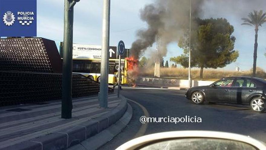 Susto en Espinardo al incendiarse de pronto un autobús urbano