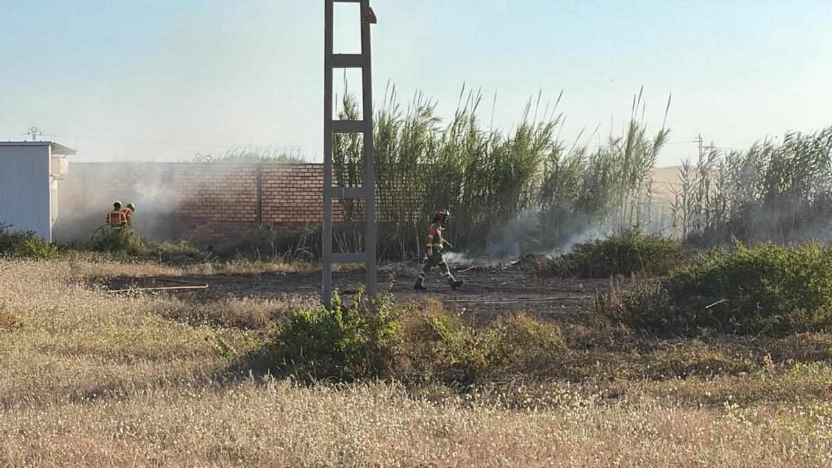 Bomberos y brigadas han trabajado en la extinción.