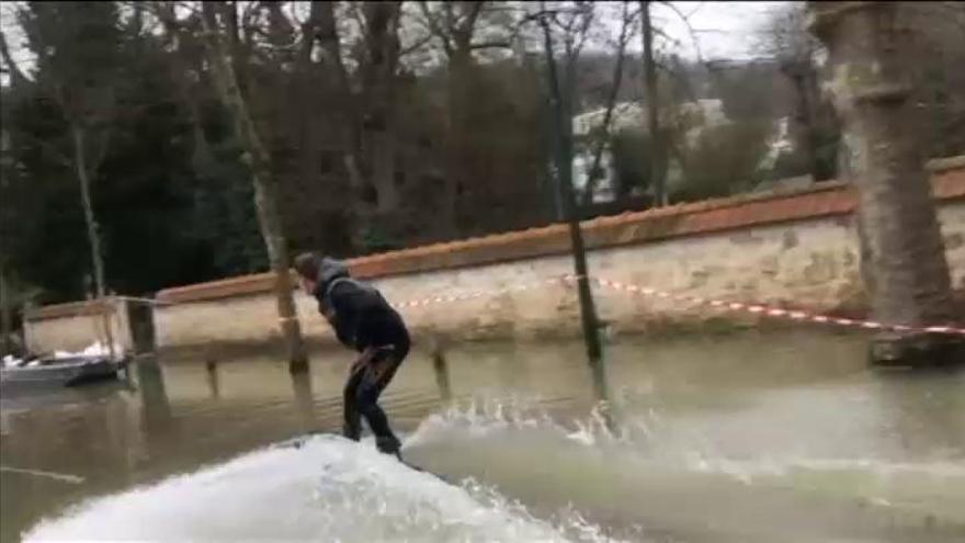 Adolescentes franceses &#039;surfean&#039; las inundaciones del Sena