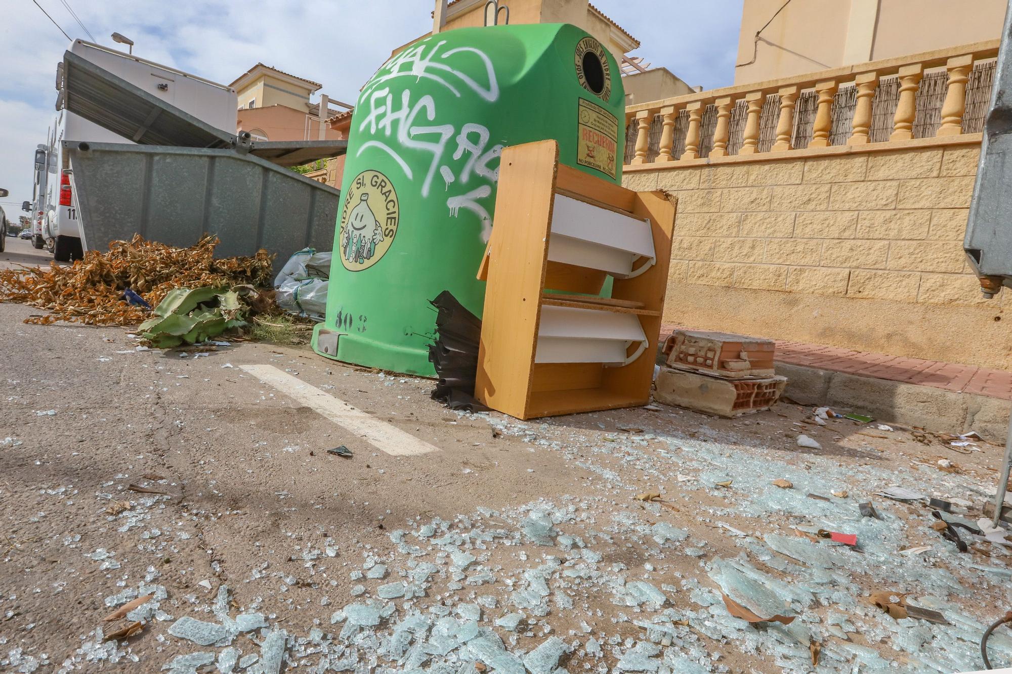 Orihuela Costa colapsada de basura
