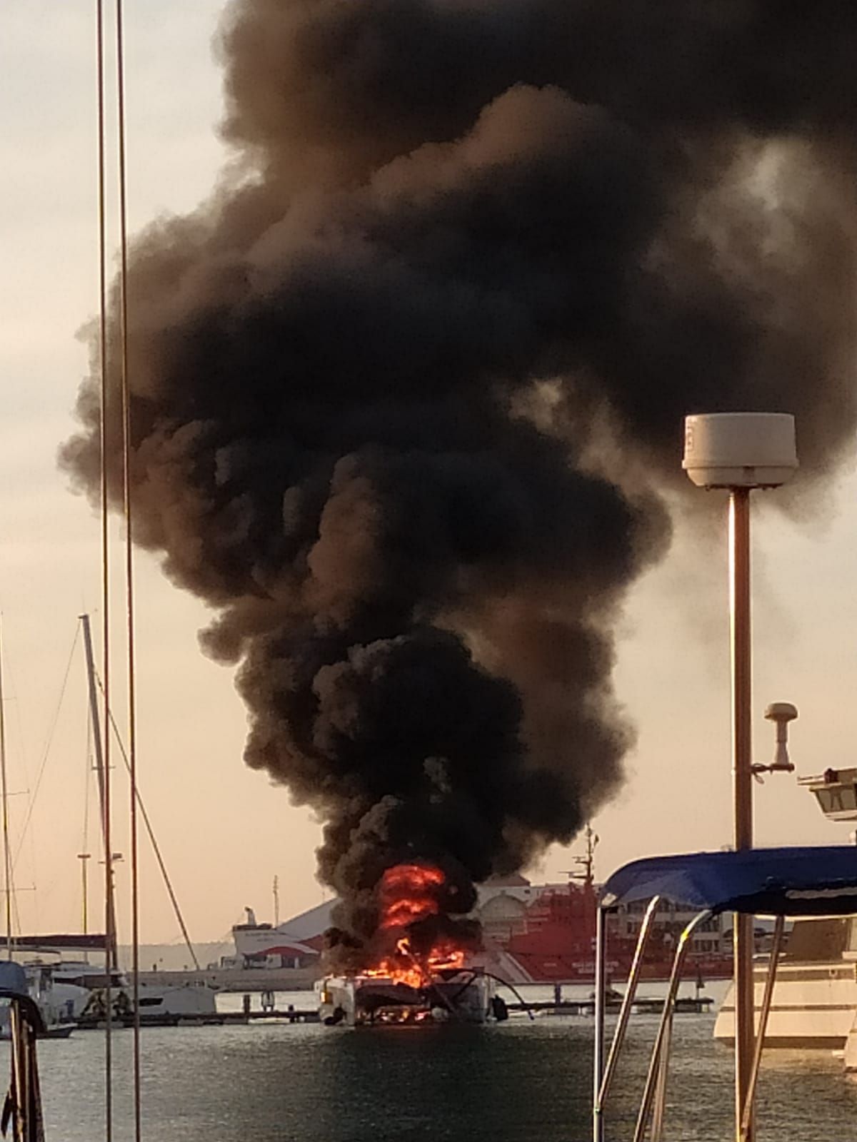 Arde un catamarán en el puerto de Palma