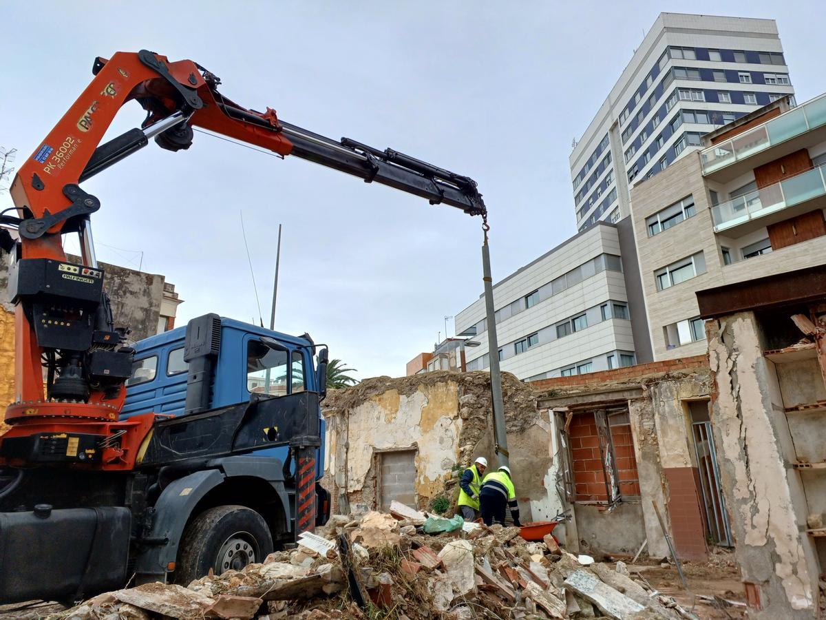 Los trabajos de adecuación del solar, ubicados en la calle de Juan Carlos I, han empezado con la limpieza y desbroce del solar y el derribo de las edificaciones interiores.