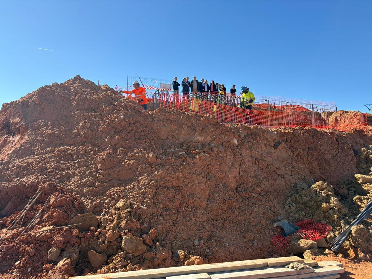 Autoridades observan el desarrollo de las obras desde un talud.