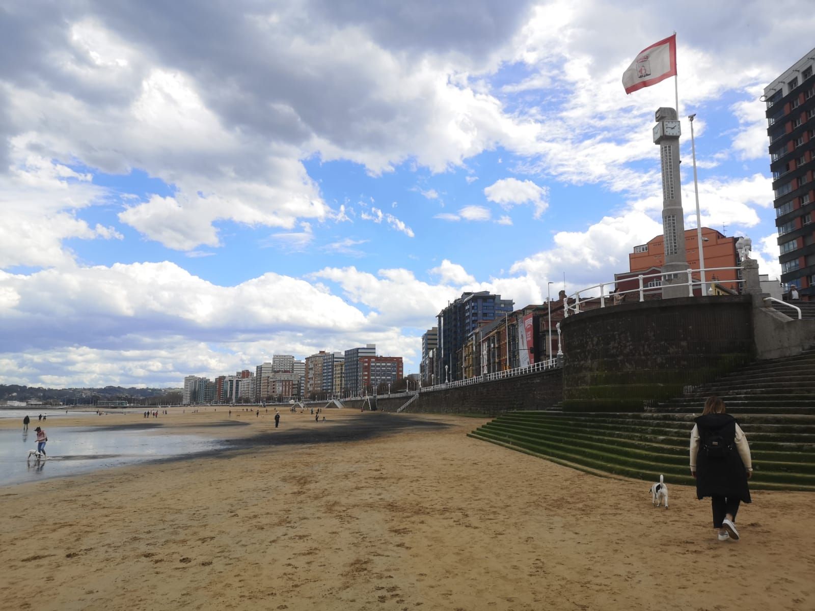 En imágenes: una nueva marea de carbón tiñe de negro la playa de San Lorenzo