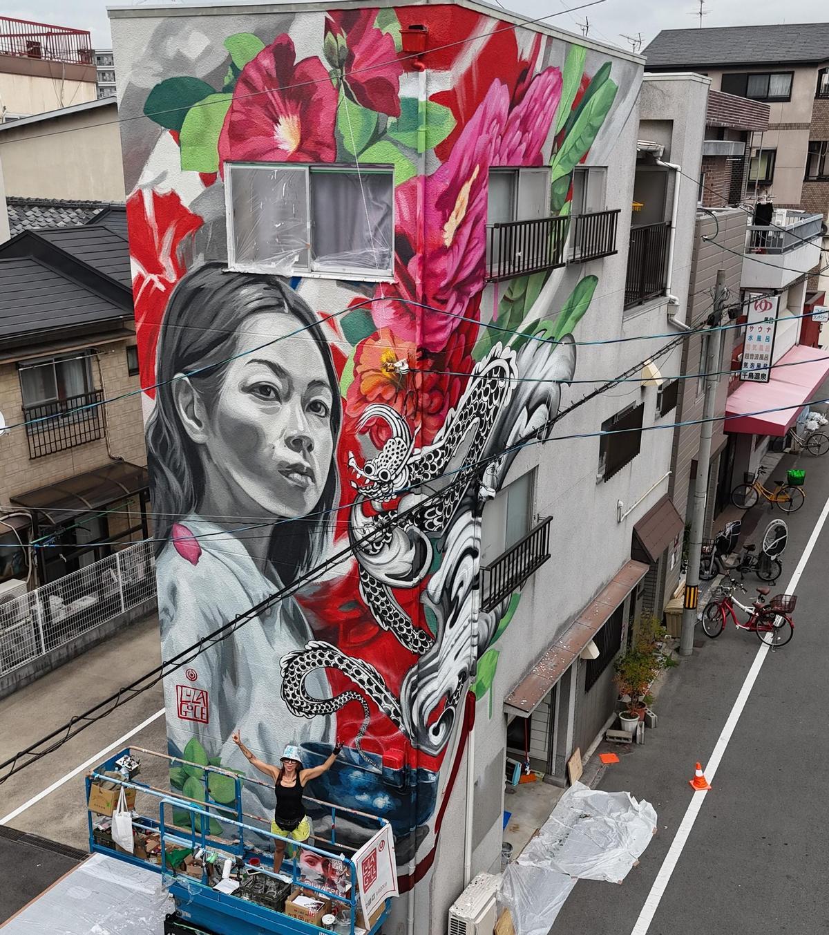 Lula Goce junto a una de sus obras.